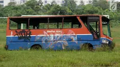 Bangkai armada transportasi Metromini terparkir di Pool Bus Dinas Perhubungan DKI Jakarta, Rawa Buaya, Jumat (23/3). Bus Metromini yang rusak dan tak layak mulai digantikan oleh angkutan umum Minitrans dan Metrotrans. (Liputan6.com/Arya Manggala)