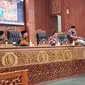 Komisi D menyerahkan hasil audiensi orang tua siswa terkait relokasi SDN Pondok Cina 1 pada sidang Paripurna DPRD Kota Depok. (Liputan6.com/Dicky Agung Prihanto)