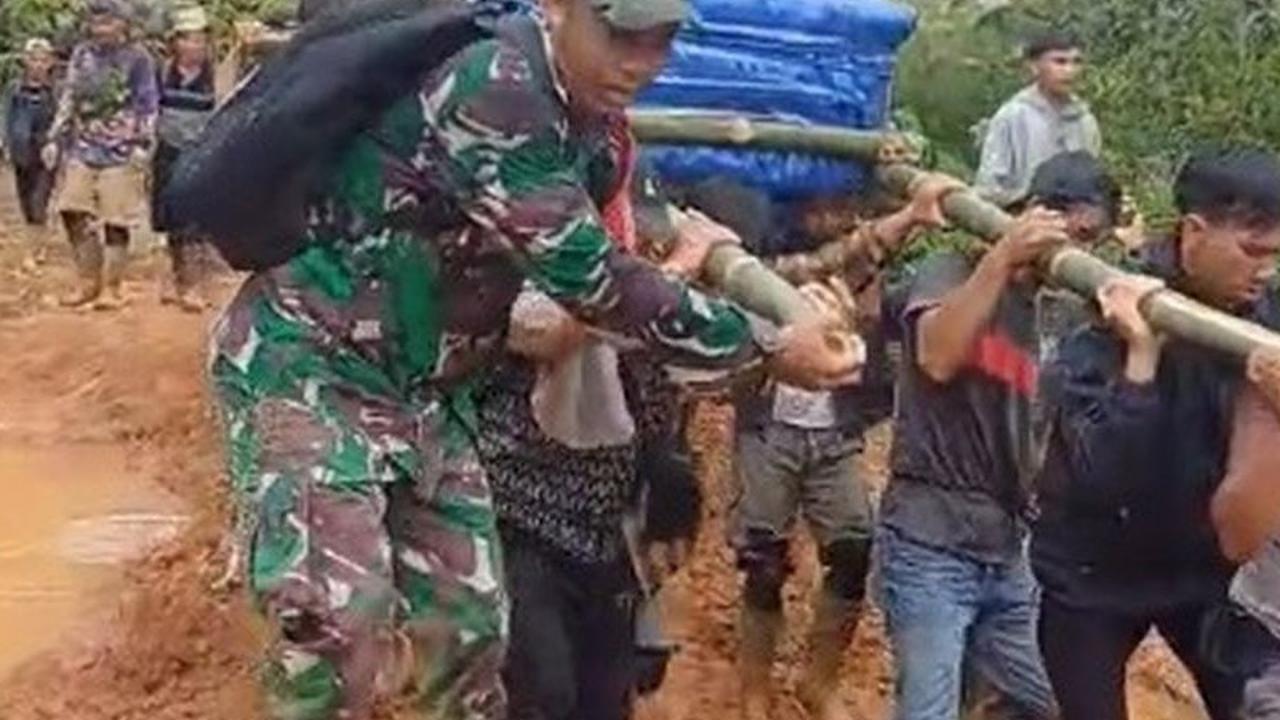 Jenazah Guru Ditandu TNI dan Warga Jalan 30 Kilometer ke Pemakaman