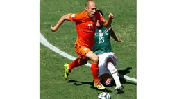 Hector Moreno saat mencoba menghentikan laju penyerang Belanda Arjen Robben dalam pertandingan 16 besar Piala Dunia 2014, Brasil, Minggu (29/6/14). (REUTERS/Mike Blake)