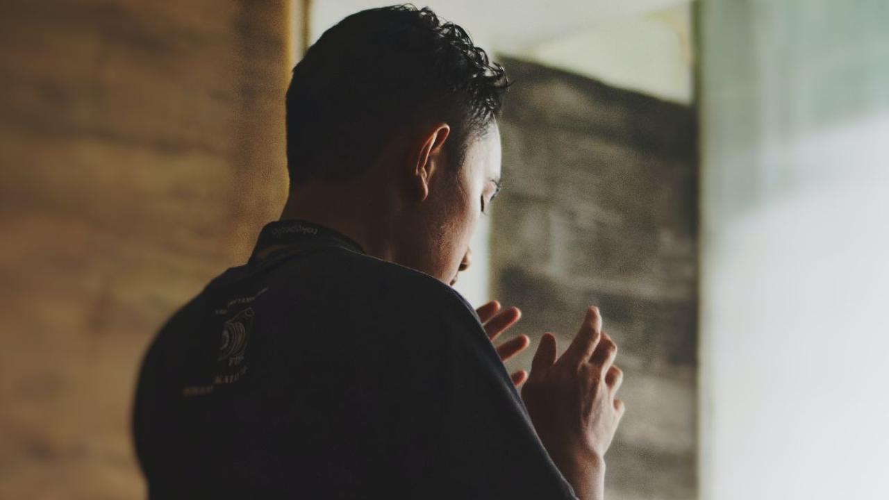Rasulullah SAW bersabda:<br><br>"Saat di mana Tuhan paling dekat dengan hamba-Nya adalah pada tengah malam yang terakhir, jika kamu sanggup untuk bangun guna mengingat Allah, hendaklah engkau lakukan." (HR Tirmidzi).