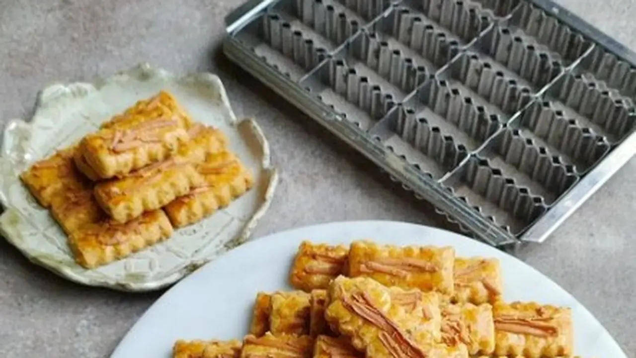 Dua piring kue kastangel keju renyah