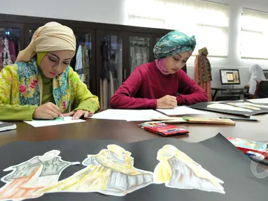 Dua pelajar SMK NU Banat, Kudus, Jawa Tengah, yang sedang membuat sketsa gaun muslim di sela-sela peresmian sekolah ini sebagai sekolah fashion, Rabu (11/3/2015). (Liputan6.com/Panji Diksana)