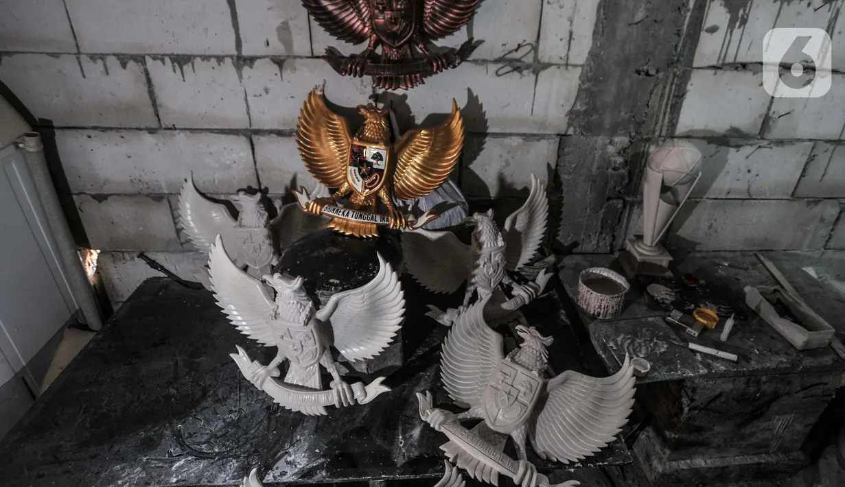 Patung Garuda Pancasila terlihat di industri rumahan kawasan Bali Raya, Kalimalang, Jakarta Timur, Selasa (1/7/2021). Patung Garuda Pancasila digunakan sebagai hiasan dinding rumah dan sekolah. (merdeka.com/Iqbal S. Nugroho)
