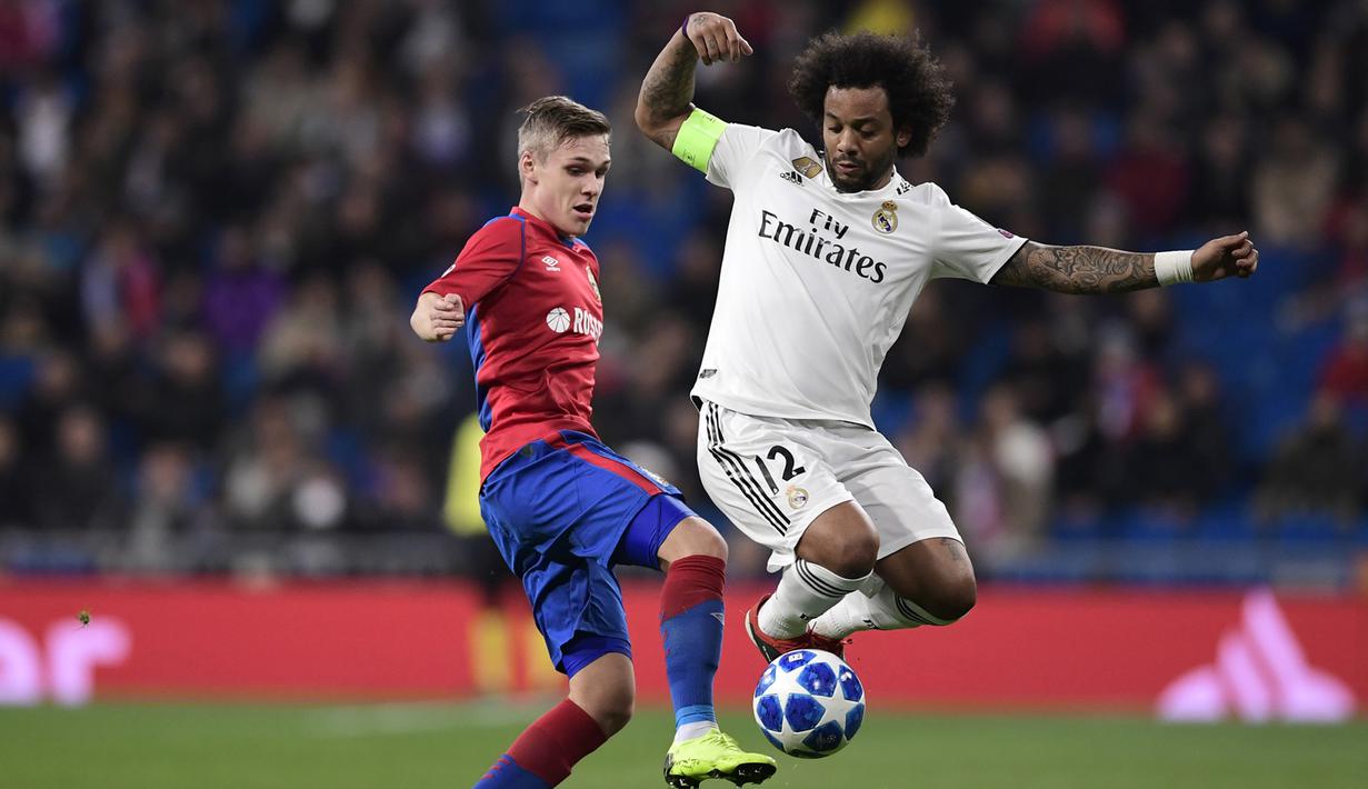 Gelandang CSKA Moskow, Arnor Sigurdsson, berebut bola dengan bek Real Madrid, Marcelo,  pada laga Liga Champions di Stadion Santiago Bernabeu, Madrid, Rabu (12/12). Madrid kalah 0-3 dari CSKA. (AFP/Javier Soriano)
