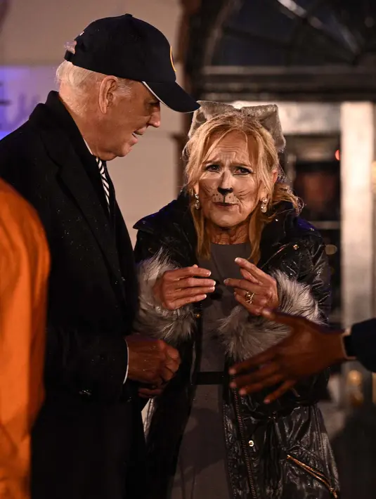 Ibu negara AS, Jill Biden terlihat antusias dalam perayaan itu dengan mengenakan dekorasi sebagai seekor kucing. (Brendan SMIALOWSKI/AFP)