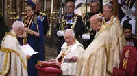 Raja Charles III dimahkotai oleh Uskup Agung Canterbury. (Yui Mok, Pool via AP)