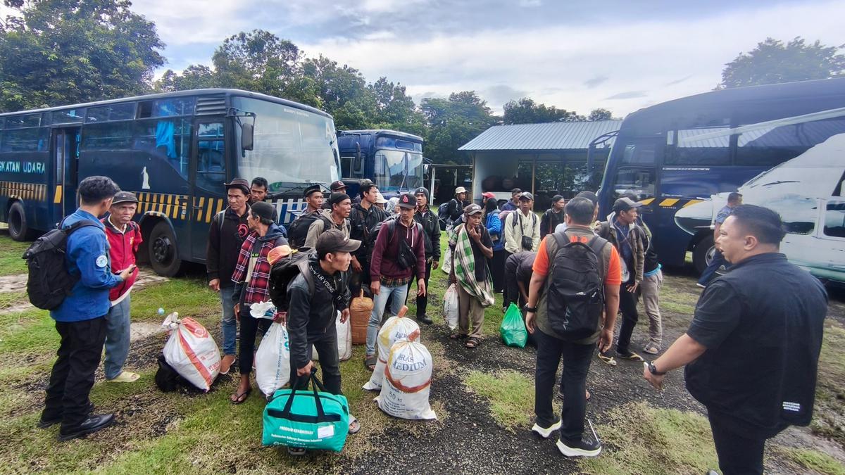 Pemprov Jateng Pulangkan 100 Warga Terdampak Banjir Sumatra