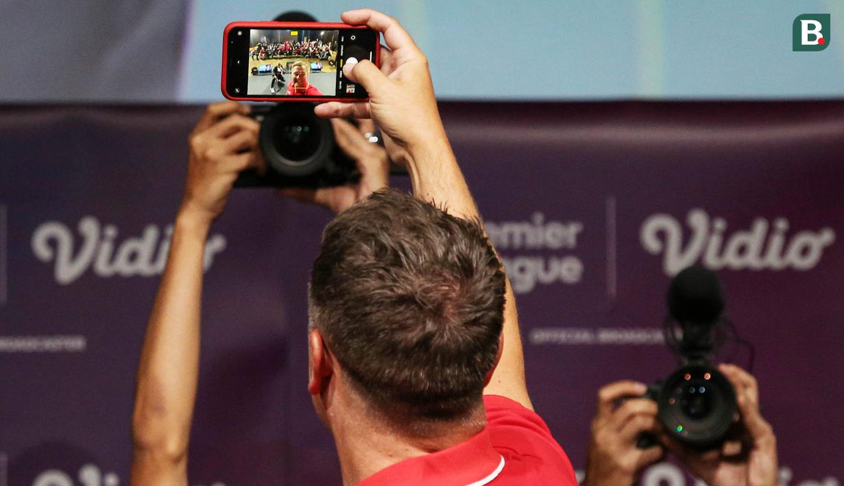 Mantan pemain Liverpool dan MU, Michael Owen melakukan swafoto bersama fans saat Meet & Greet di Jakarta. Acara yang dipersembahkan Vidio itu digelar di SCTV Tower, Jakarta Pusat, Minggu (21/8/2022). (Bola.com/Bagaskara Lazuardi)