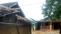 Banjir di Kecamatan Sajira, Banten, menyisakan endapan lumpur setinggi lutut orang dewasa. (dok. Arum Wandar/Adhita Diansyavira)