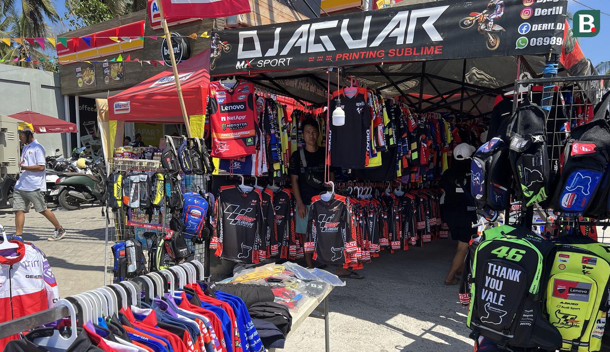 Stand aksesoris balap milik Yogi, pedagang asal Bandung di sekitar Sirkuit Mandalika, Lombok, Sabtu (14/10/2023) menanti para pembeli menjelang berlangsungnya balapan utama ajang MotoGP Mandalika 2023 yang akan digelar Minggu, 15 Oktober 2023. (Bola.com/Benediktus Gerendo Pradigdo)