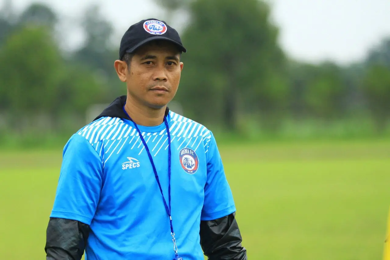 Pelatih Arema FC, Joko Susilo tidak ingin anak asuhannya bermain aman melawan Bhayangkara FC. (Liputan6.com/Rana Adwa)