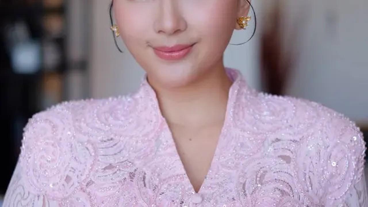 6 Potret Jessica Mila di Pembaptisan Putrinya, Padukan Songket dan Kebaya Pink