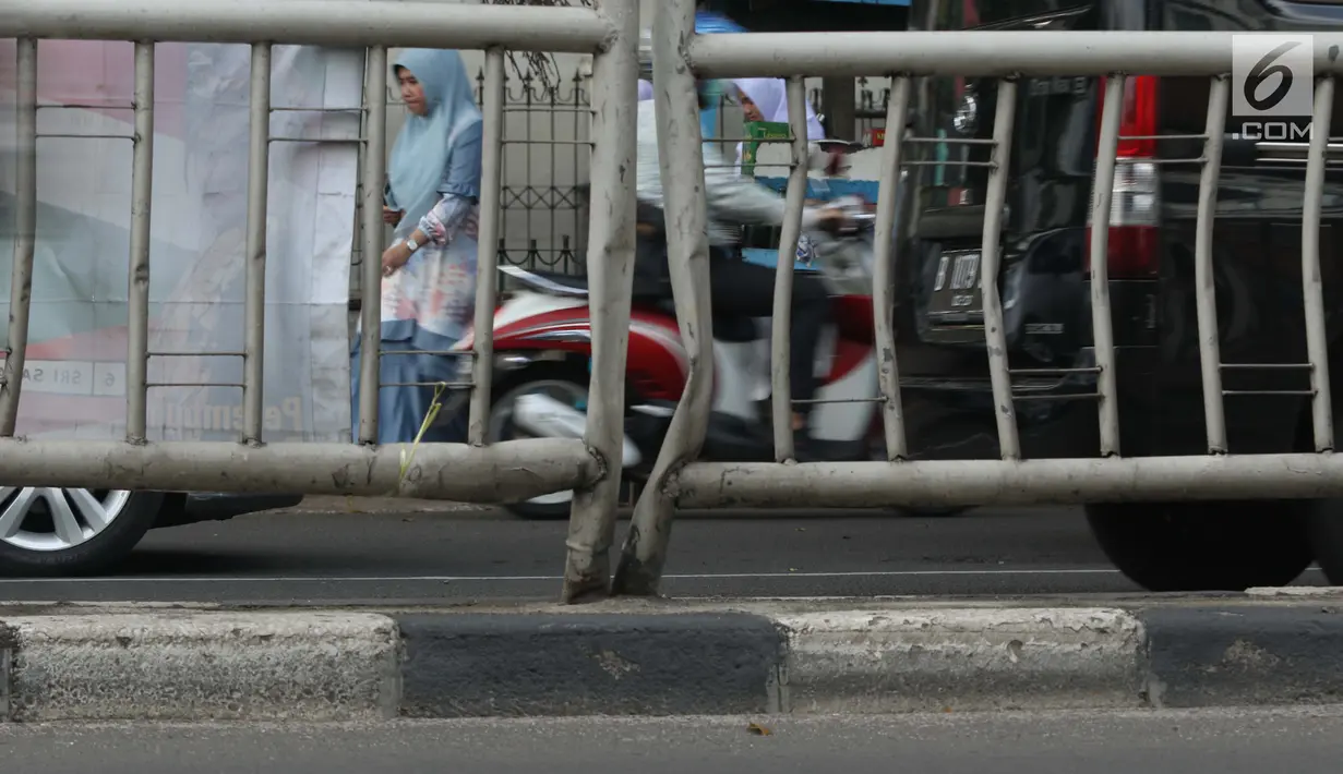 Kondisi besi pembatas jalan Prof. DR. Soepomo terlihat bengkok, Jakarta, Jumat (22/2). Kondisi pagar pembatas jalan di jalan Prof. DR. Soepomo mengalami kerusakan di beberapa titik. (Liputan6.com/Helmi Fithriansyah)