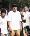 Duka menyelimuti pemeran juga presenter Ibnu Jamil. H. Syaipudin ayah Ibnu Jamil meninggal dunia Rabu (21/6/2023) malam. Kamis pagi, jenazah ayah Ibnu Jamil dimakamkan di TPU Kober, Petukangan Selatan.  Berikut beberapa potretnya. [Foto: Adrian Putra/Fimela.com]