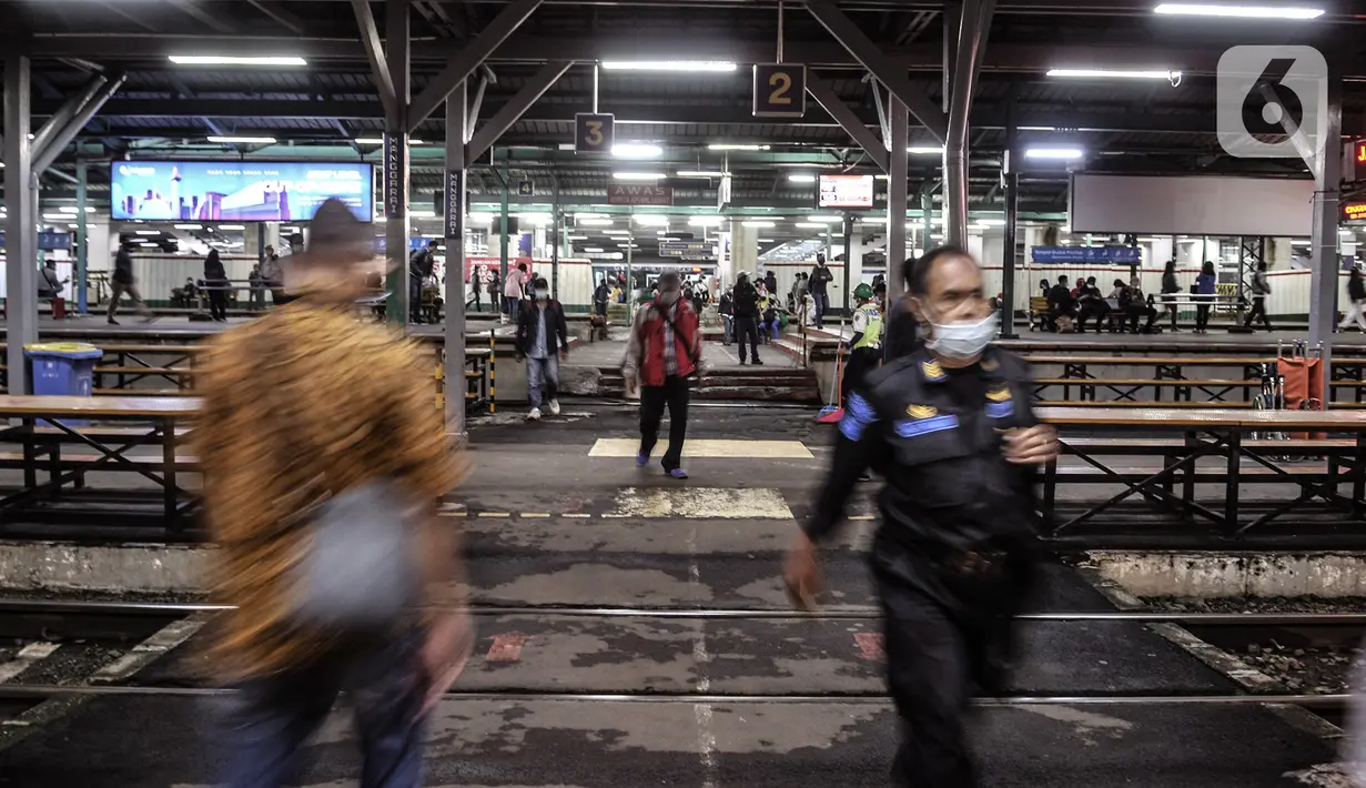 Aktivitas calon penumpang KRL di Stasiun Manggarai, Jakarta, Selasa (12/1/2021). Selama PSBB di DKI mulai 11-25 Januari, PT Kereta Commuter Indonesia (KCI) memangkas jadwal operasional KRL menjadi pukul 04.00 WIB hingga 22.00 WIB guna menekan penularan Covid-19. (merdeka.com/Iqbal Nugroho)