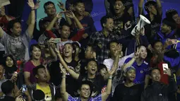 Tak hanya bernyanyi dan meneriakkan yel-yel, Hanna Ramadini (kiri), Gregoria Mariska, dan Tiara Rosalia Nuraidah, juga berfoto dengan para suporter saat mendukung rekannya melawan tim putri DKI Jakarta, Jumat (23/9/2016). (Bola.com/Arief Bagus)