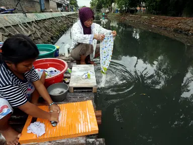 Warga memanfaatkan aliran Kali Maja untuk mencuci pakaian, Jakarta, Selasa (7/11). Warga dikawasan tersebut terpaksa memanfaatkan air kali untuk mencuci dikarenakan air di rumah mereka keruh dan asin. (Liputan6.com/JohanTallo)