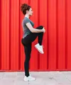 Salah satu latihan sederhana untuk  menjaga keseimbangan tubuh yang bisa kamu coba di rumah adalah single leg stand. [Dok/freepik.com]