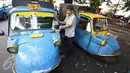Seorang sopir membersihkan bemonya di kawasan Bendungan Hilir, Jakarta, Kamis (22/10/2015). Maraknya perkembangan transportasi online di Ibu Kota membuat keberadaan angkutan bemo kian terpinggirkan akibat kalah bersaing. (Liputan6.com/Immanuel Antonius)