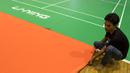 Pekerja merapihkan susunan karpet jelang Kejuaraan Dunia BWF di Istora Senayan, Jakarta, Rabu (5/8/2015). Kejuaraan ini sudah berlangsung selama 21 kali dalam kurun waktu 48 tahun. (Bola.com/Vitalis Yogi Trisna)
