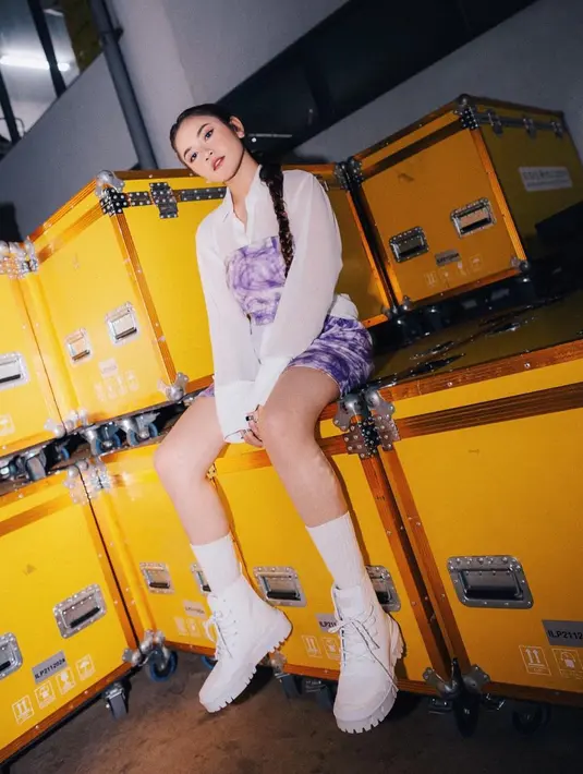 <p>Outfit ini tak pernah gagal membuat Mahalini tampil cantik, menurut netizen. Mahalini menggunakan set crop top tie dye bernuansa ungu dengan celana pendeknya, yang kemudian diberi innerwear kemeja putih transparan yang longgar. Foto: Instagram.</p>