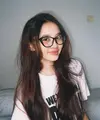 Sybil sering menggerai rambut panjangnya di setiap kesempatan. Dengan gaya messy ia pun menggerai rambutnya sambil mengenakan kaos putih dan kacamatanya.  [@kana.sybilla]
