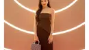 Ia nampak kenakan strapless asymetrical top dengan pleated long skirt dan flatshoes. Ia pun juga terlihat menjinjing tas Bvlgari Serpentine Duo Top Handle seharga Rp126jutaan [@bebytsabina]