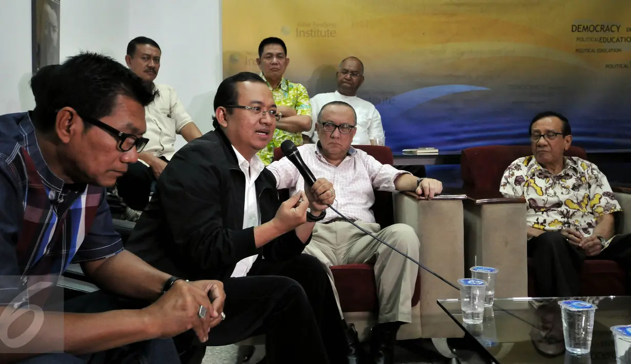 Priyo Budi Santoso saat menemui Akbar Tandjung di Jakarta, Kamis, (7/1/2016). Priyo mendesak pelaksanaan Munas Partai Golkar secepatnya untuk konsolidasi dan penyelamatan Partai Golkar. (Liputan6.com/Johan Tallo)