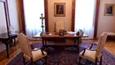 Dekorasi ruang kerja Paus di apartemen Kepausan di Castel Gandolfo, Roma, Italia (21/10). Sejak tanggal 22 Oktober 2016, apartemen kediaman musim panas kepausan Castel Gandolfo mulai dibuka untuk umum. (AFP/Alberto Pizzoli)