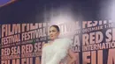<p>Terlepas dari itu, kedatangan Luna Maya jadi tamu spesial pihak penyelenggara Festival Film Red Sea. Luna Maya tampil menawan saat tampil di red carpet. Berbagai media Internasional turut mengabadikan potret anggun penampilan Luna Maya. (Liputan6.com/IG/@lunamaya).</p>