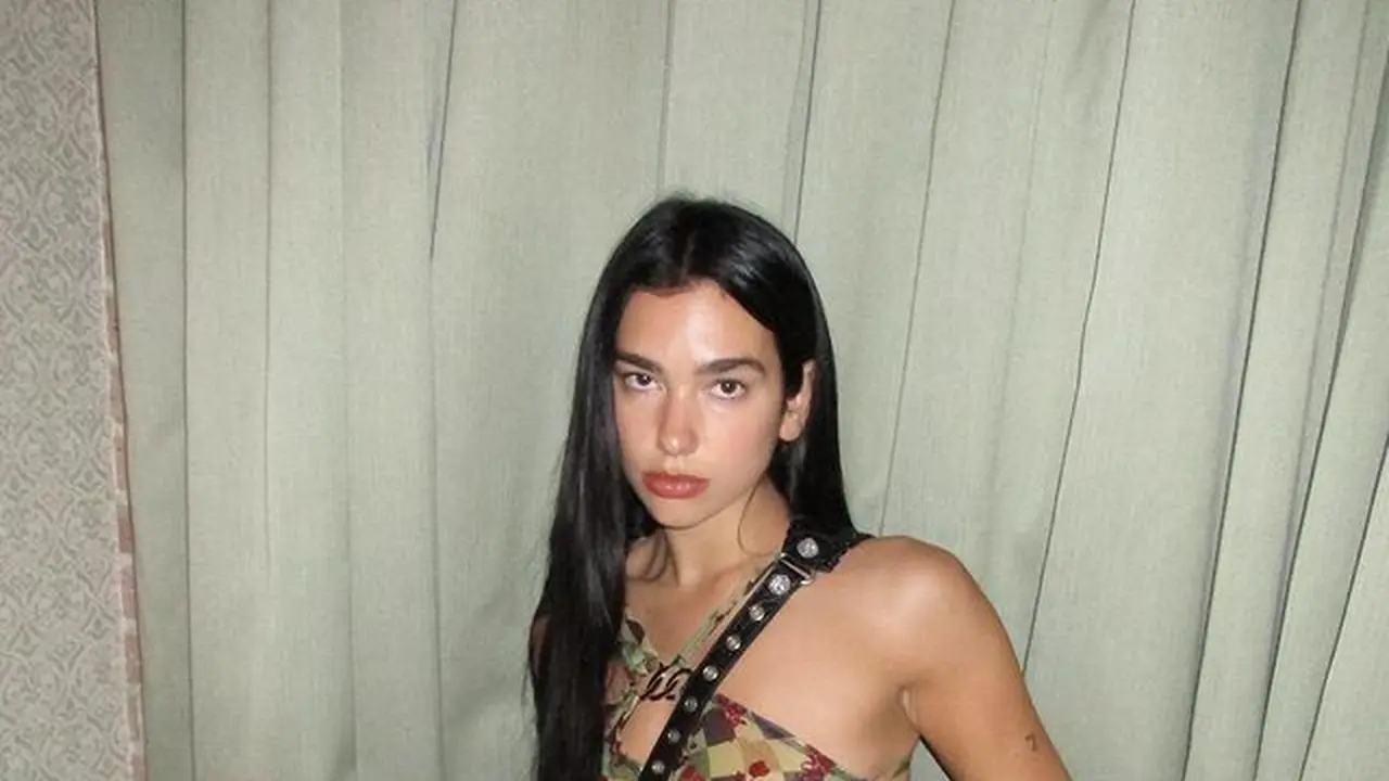 Potret Dua Lipa dengan Rok Unik Tampilkan Look Punk di Era 90an