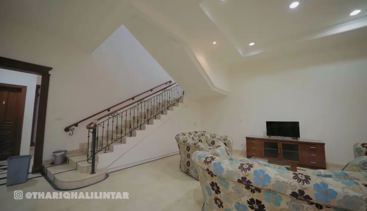 Rumah Baru Thariq Halilintar ini terdiri dari beberapa lantai, dengan bangunan yang luas. Setelah garasi, ada ruang tengah dengan sofa besar yang akan menyambut. (YouTube Thariq Halilintar)