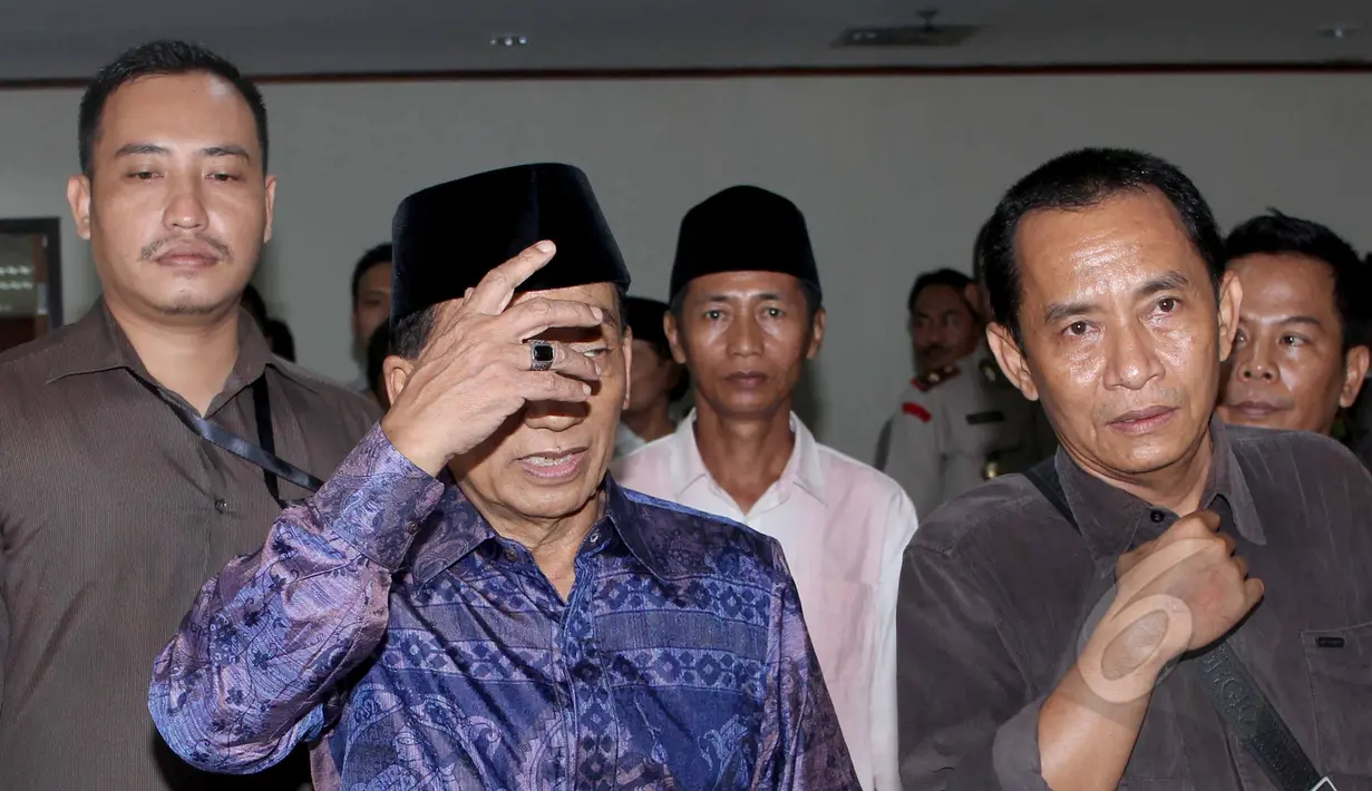 Bupati Bangkalan, Fuad Amin saat memasuki ruang sidang Pengadilan Tipikor, Jakarta, Senin (25/5/2015). KPK mendakwa Fuad melakukan tindak pidana korupsi dan pencucian uang terkait permintaan penyaluran gas alam ke Gili Timur. (Liputan6.com/Helmi Afandi)