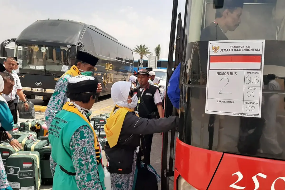 Jemaah haji Indonesia akan naik ke atas bus. Foto: Darmawan/MCH