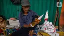 Para pedagang memanfaatkan momen tahunan untuk mendulang untung dari harga sebuah terompet bagi warga yang nanti merayakan pergantian tahun. (Liputan6.com/Faizal Fanani)