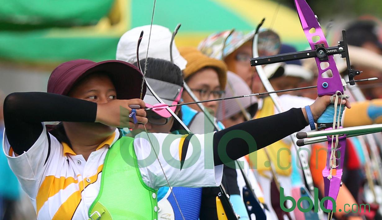 Seorang Atlet Panahan siap beraksi pada Kualifikasi PON XIX-2016 Jawa Barat di Lapangan Panahan Senayan, Jakarta, Selasa (24/11/2015). (Bola.com/Nicklas Hanoatubun)
