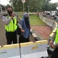 Polisi mengamankan perempuan bercadar yang menodongkan senpi jenis FN ke Paspampres di Istana, Jakarta Pusa. (Foto: Istimewa)