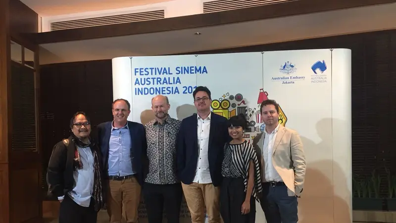 Kuasa Usaha Australia Allaster Cox, bersama produser dan sutradara film (iStock)