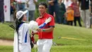 Caddie Naraajie Emerald Ramadhan Putra menghibur Naraajie Emerald Ramadhan Putra yang akhirnya hanya berhasil menduduki peringkat keempat pada turnamen golf pro BRI Indonesia Open 2019, Minggu (1/9/2019).
(Bola.com/Peksi Cahyo)