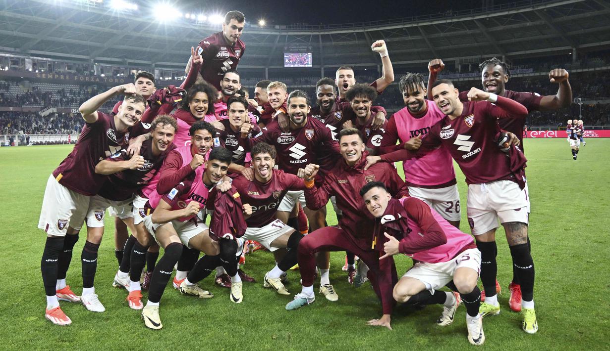 Para pemain Torino merayakan kemenangan atas AC Milan pada pekan ke-37 Serie A di Stadion Olimpico Grande Torino, Minggu (19/5/2024). (Alberto Gandolfo/LaPresse via AP)