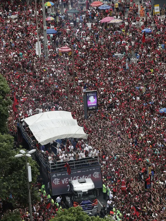 Para pemain Flamengo menyapa para suporter saat berparade kemenangan di Rio de Janeiro, Brasil (24/11/2019). Flamengo berhasil mengalahkan River Plate 2-1 pada final Copa Libertadores di Lima untuk memenangkan Gelar keduanya. (AP Photo/Silvia Izquierdo)