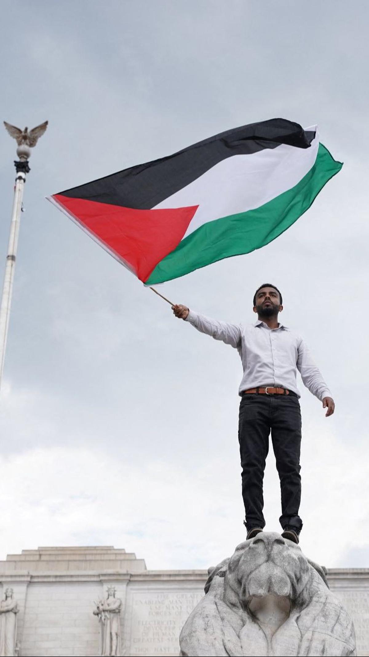 Sementara, pengunjuk rasa tampak mengibarkan bendera Palestina setinggi-tingginya.&nbsp;Foto: Reuters