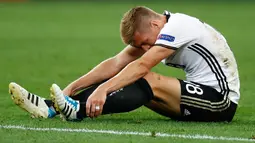 Toni Kroos terlihat sedih usai Jerman dikalahkan 2-0 oleh Prancis saat Semi Final Piala Eropa 2016 di Stade Velodrome, Marseille, Jumat (8/7). (REUTERS / Kai Pfaffenbach)