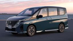 Desain Nissan Serena generasi terbaru ini terlihat lebih futuristis dengan grill besar yang menyatu dengan lampu. Siluet samping mobil ini masih kental dengan identitas Serena karena bentuk mengotak dengan kaca jendela berukuran besar. (Source: paultan.org)