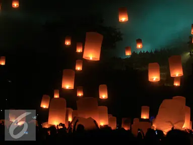 Kelap-kelip lampion menghiasi puncak Candi Borobudur, Magelang, Jawa Tengah, Minggu (22/05). Sebanyak 5000 lampion di terbangkan pada puncak perayaan Tri Suci Waisak 2560 BE/2016. (Liputan6.com/Boy Harjanto)