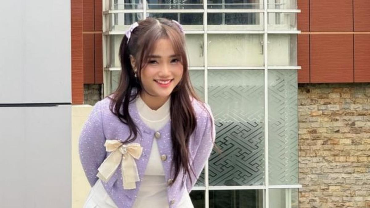 5 Pesona Menawan Fuji dalam Balutan Outfit Ungu, Fashion Kece Jadi Buah Bibir