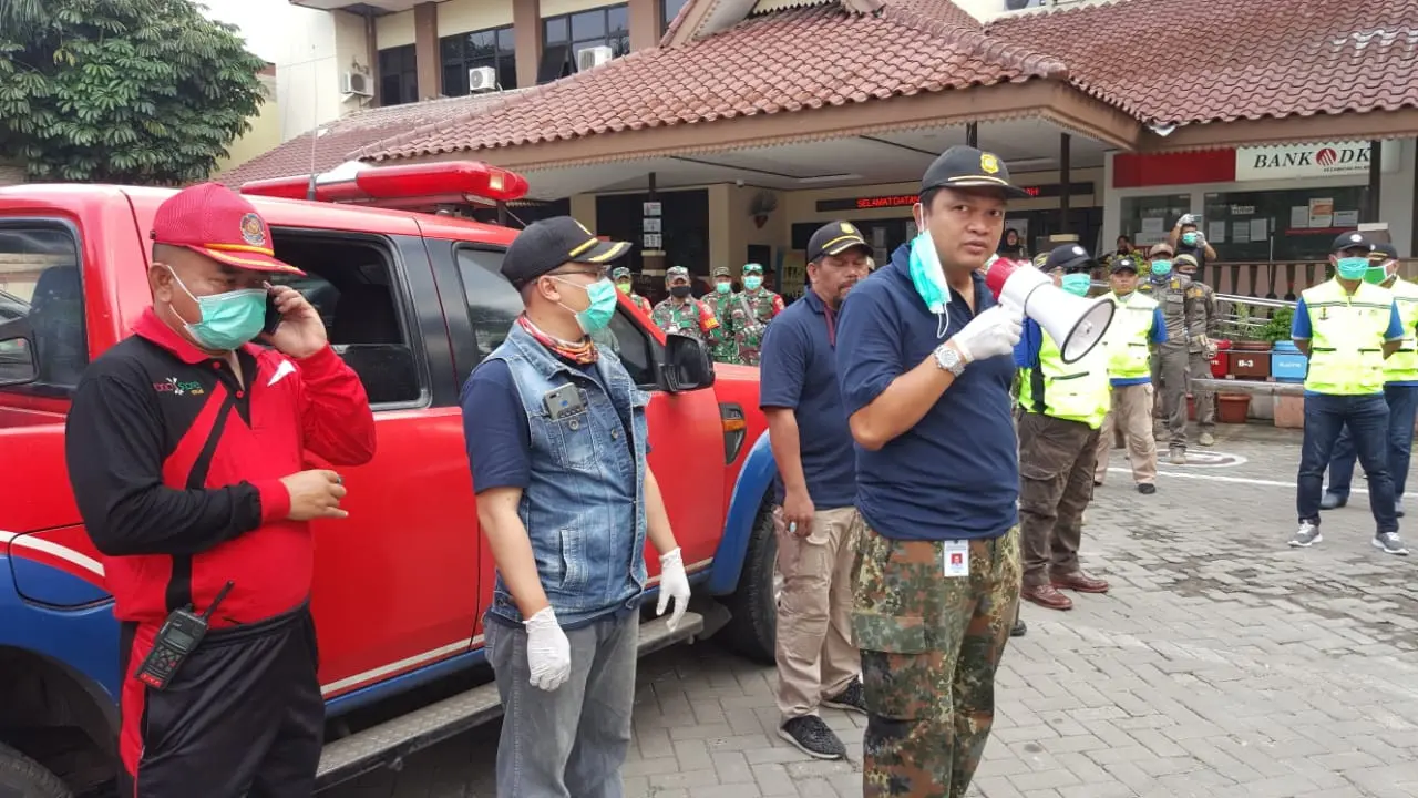 FKDM Jakbar menggelar penyemprotan disinfektan di Palmerah.