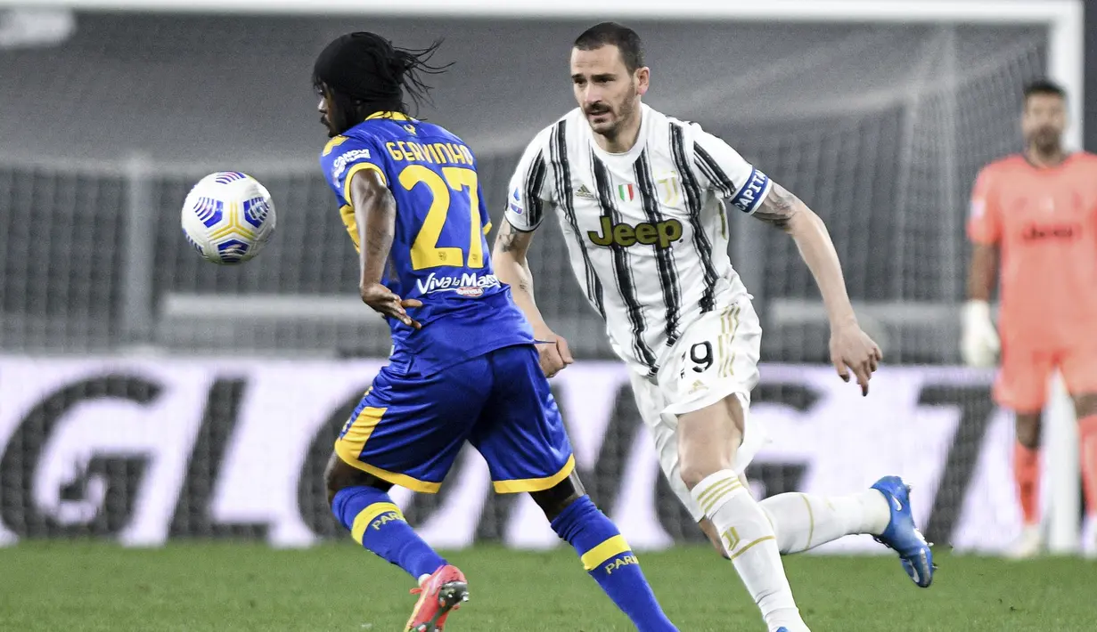 Pemain Parma Gervinho (kiri) memperebutkan bola dengan pemain Juventus Alvaro Morata pada pertandingan Serie A di Stadion Allianz Turin, Italia, Rabu (21/4/2021). Juventus menang 3-1. (Piero Cruciatti/LaPresse via AP)