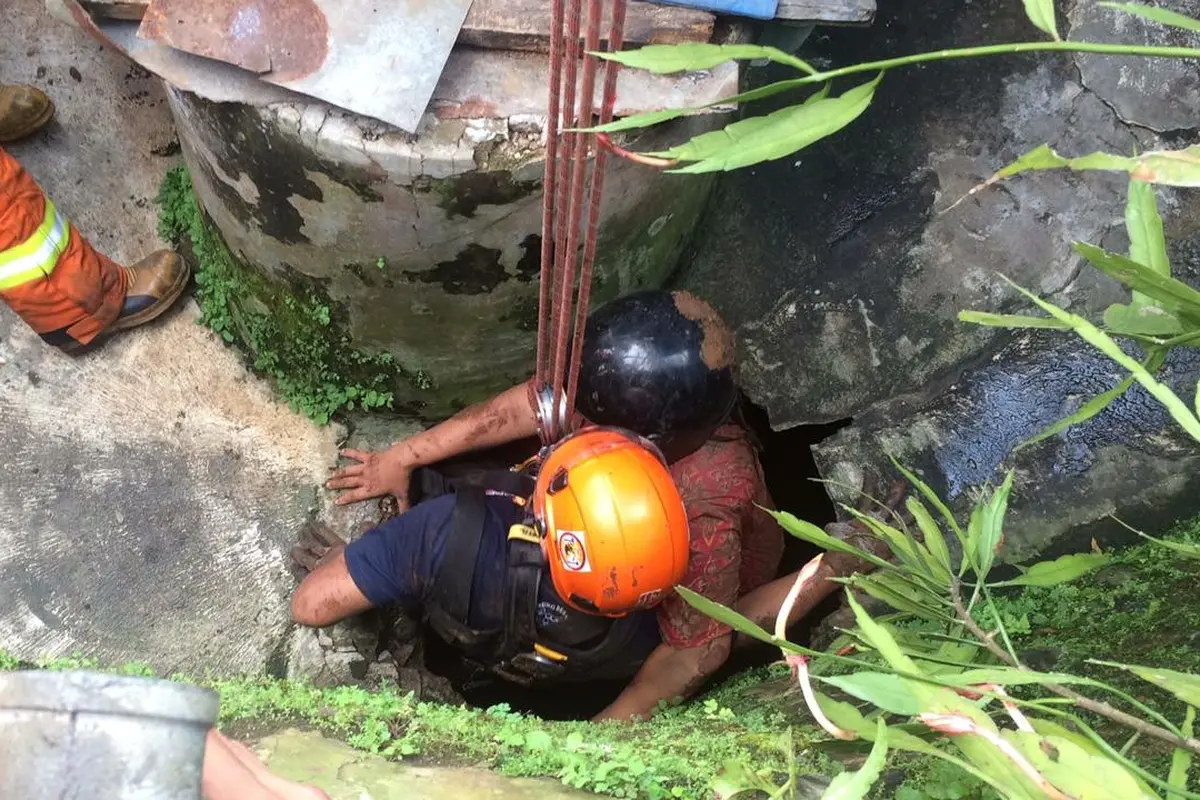 Petugas menyelamatkan korban masuk sumur